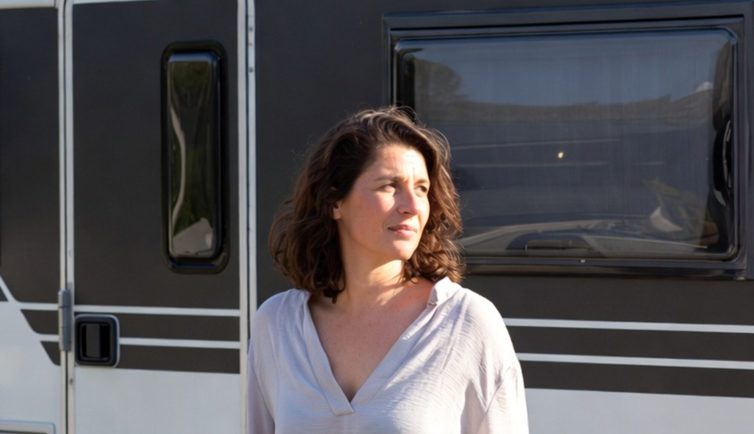 Compagne de voyage devant son camping-car